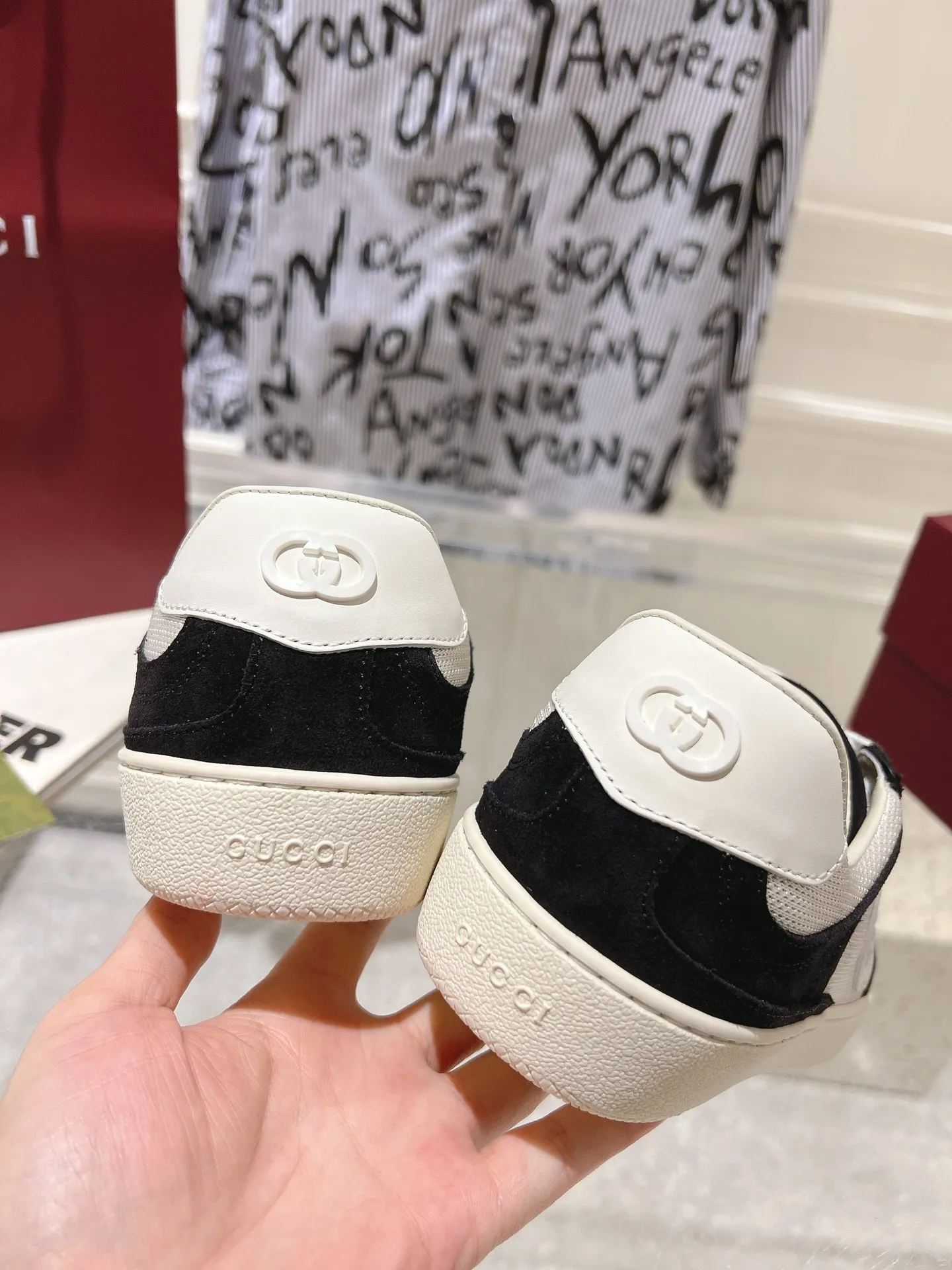 👟👟Ex-factory price 540👟👟Men's size +10 New upgraded version🔥Gucci 2024 new white shoes casual shoes hot recommendation, original TPU soles, original fabrics, original sheepskin lining sheepskin feet🔥Original cover craftsmanship is reproduced one to one! The pursuit of ultimate comfort! 🔥🔥 [Love] Fabric: Imported cow suede + mesh [Love] Packing: Counter-matched red shoe box ➕ Aviation airplane box [Love] Code number: 35-45